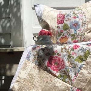“Introduction” Floral Cottagestyle Pillow/ Throw
